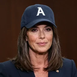 liz cheney wearing a abraham lincoln hat