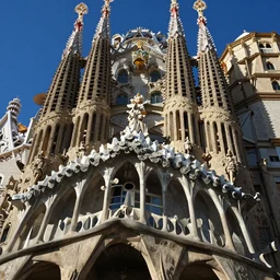 A beautiful building Los artificios y el candor del hombre no tienen fin. Sabemos que hubo un día en que el pueblo de Dios buscaba el Nombre en las vigilias de la judería. by Antonio Gaudí intuitive