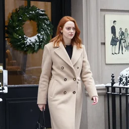 emma stone beige coat walking into new york apartment building in winter, close up of wreath on door, snow, artwork by gaston bussiere, craig mullins, trending on artstation