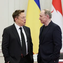 Elom Musk fights with Rogozin