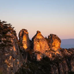 a beautiful photo of the three sisters mountains in central oregon at sunset