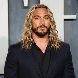 jason mamoa dies his hair light blonde and no beard